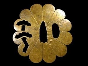Japan antique Edo era chrysanthemum shaped pine tree Tsuba Brass Box sword - Picture 1 of 8
