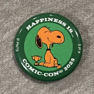 SDCC Comic Con 2025 Peanuts Button Pin Snoopy mit Trophäe 4 von 5 Samstag Exclusive - Bild 1 von 2