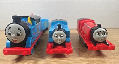 Lote de 3 trenes Trackmaster Thomas And Friends y 1 coche James The Red Engine leer Foto 1 de 4
