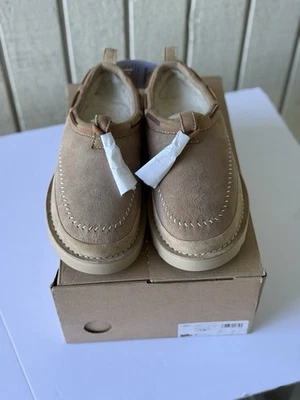 UGG TASMAN CHINELOS ARTESANAIS REGENERAR CAMURÇA AREIA TODOS OS GÊNEROS TAMANHO EUA M7/W8 NOVO - Imagem 1 de 4