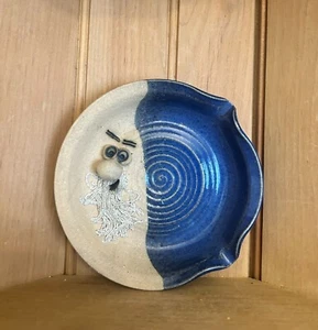 Cenicero de colección firmado cara fea plato de baratija plato de cerámica azul beige esmalte único - Imagen 1 de 5