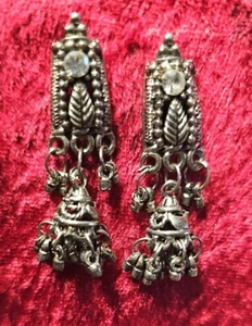 Pendientes colgantes vintage tribales indios Jhumka tonos plateados de 1,5"L ×,5"W 2 oz - Imagen 1 de 9