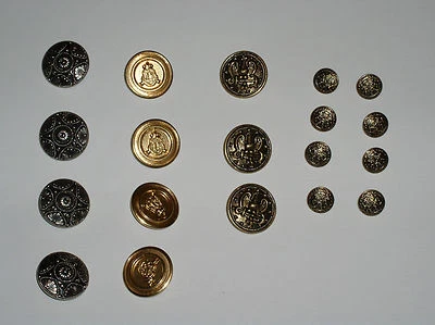 Konvolut 19 Goldfarbe Metallknöpfen mit 4 verschiedenen Mustern in zwei Größen - Bild 1 von 4