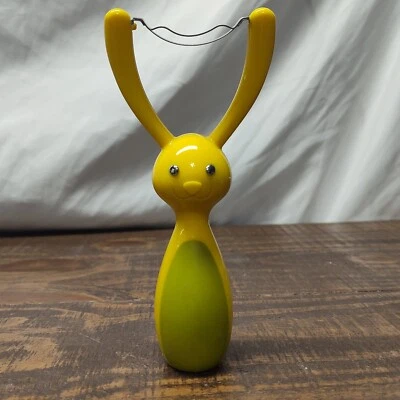 Pelador de verduras vintage Boston Warehouse conejo amarillo Foto 1 de 4