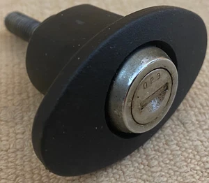 Single (1) YAKIMA Knobs w/Lock & Housing Non-SKS for 1A Raingutter Towers # 023 - Picture 1 of 3