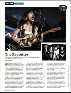 The Regrettes Lydia Night sul palco con la sua chitarra Fender Duo-Sonic stampa articolo - Foto 1 di 3
