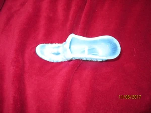VINTAGE GLASS ART SHOE SLIPPER DAISY BUTTON BOYD OPAQUE BLUE BOYD - Imagen 1 de 10