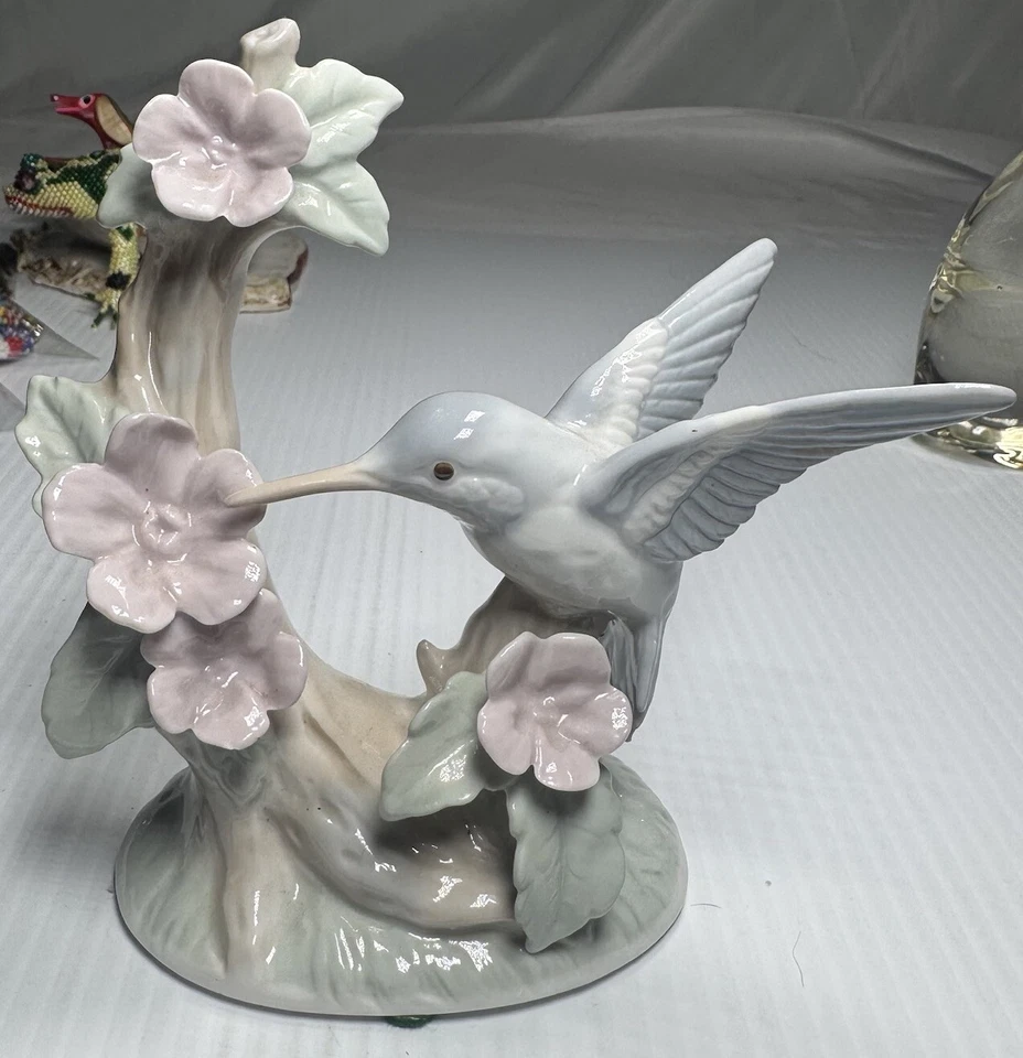 Estatuilla original Otigari hecha a mano con flores Foto 1 de 4