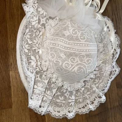 Sombrero de boda vintage blanco con tren de encaje largo 1984  Foto 1 de 4