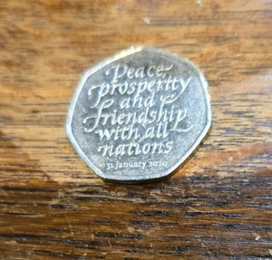 Moneta 50p Regno Unito Cinquanta Pence Brexit - Pace Prosperità e Amicizia con tutte le Nazioni - Foto 1 di 2