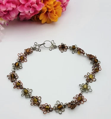 Gargantilla artesanal de alambre con eslabones de flores de vidrio ámbar cobre y aluminio 15 pulgadas Foto 1 de 4