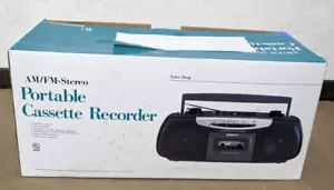 Radio Shack tragbarer AM/FM Stereo Kassettenrekorder Ghettoblaster - SCR-64 - versiegelt - Bild 1 von 7