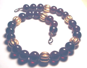 COLLAR ARTESANAL DE VIDRIO ÁMBAR Y CUENTAS EN FORMA DE MELÓN DORADO Cierre Esterlina 925S - Imagen 1 de 4