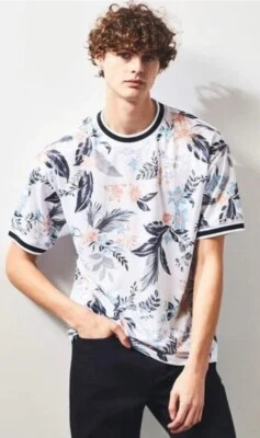 Camiseta Pac Sun Malla Timbre Para Hombre L Blanca Hawaiana Rosa Floral Estampado Palmeras Borde en Blanco y Negro Foto 1 de 4