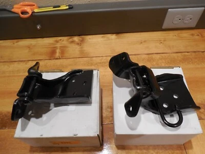 Bisagra de puerta delantera derecha para Ford Mustang 1967-1968 - lado del pasajero 97594DBVD Foto 1 de 3