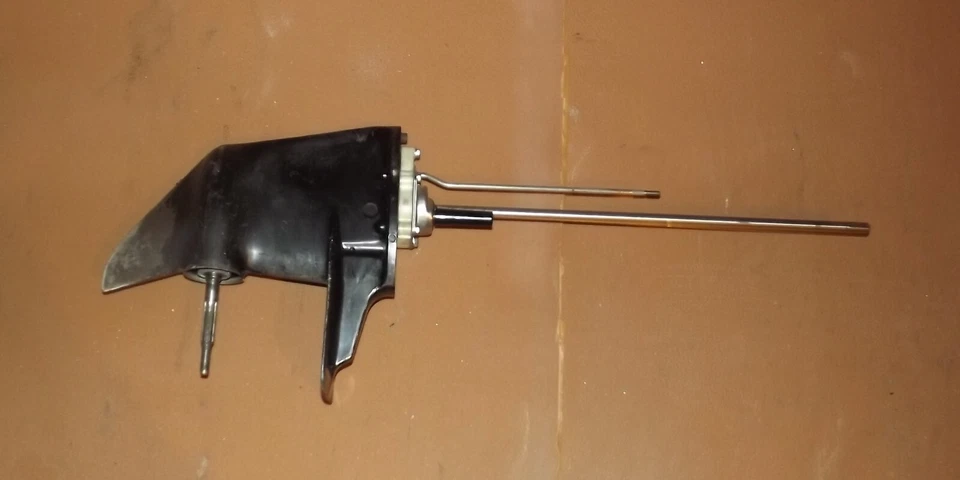 Caja de cambios unidad inferior larga Mercury 4 tiempos 9,9 HP 20" PN 8833T27 95-2000 Foto 1 de 4