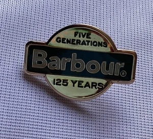 ORIGINAL BARBOUR EMAILLE JUBILÄUMS PIN ANSTECKER - FÜNF GENERATIONEN - 125 JAHRE - Bild 1 von 1