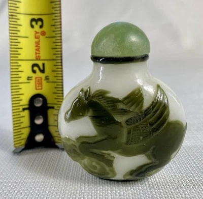 Garrafa de rapé de vidro antiga chinesa verde sobreposição Pequim - Design de cavalo - Imagem 1 de 4