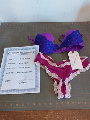深水电影 Ana de Armas 衣柜文胸和内裤带真品证明紫色深色 — 第 1/4 张图片