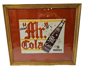 Insegna bottiglia bibita MR. COLA ANNI 50 DECALCOMANIA FINESTRA PUBBLICITÀ SODA INCORNICIATA 15"x 13" - Foto 1 di 20