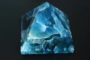 685g1.5lb NATURAL BONITO AZUL Color Brillante CRISTAL DE FLUORITA Pirámide CURACIÓN 1 - Imagen 1 de 12