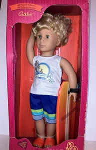 NUESTRA GENERACIÓN GABE 18" MUÑECA MODA SURFISTA CON ACCESORIO Nueva En Caja - Imagen 1 de 6
