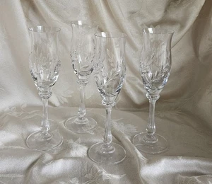 SET OF 4 VERSAILLES BY MIKASA FLUTED CHAMPAGNE GLASSES - ETCHED LEAVES DESIGN - Bild 1 von 4