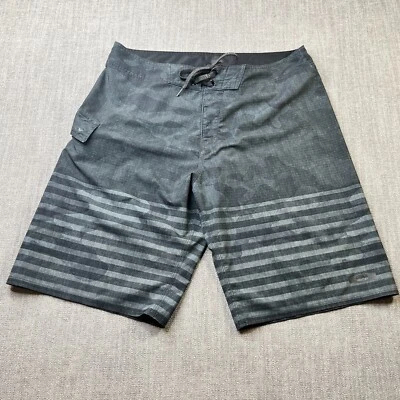 Bermuda de praia Oakley masculina 34 bolsos listrada preta/cinza - Imagem 1 de 4