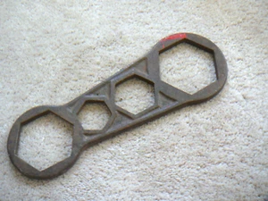 Antiker Gusseisen Radkappe & Nabenmutterschlüssel - vier Sechskantöffnungen 10,25" lang - Bild 1 von 2