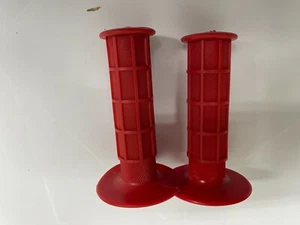 Empuñaduras gofre rojas estilo vintage MX SUZUKI RM RMZ PE SP RMX TM DR DS TC TM 7/8" - Imagen 1 de 4