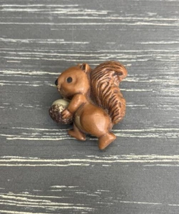 Hallmark Card Inc. Vintage Brown Squirrel Carrying Acorn Thanksgiving Pin Brooch - Picture 1 of 6