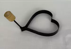 Antihaft Metall 4" Herzförmiger Spiegelei Ring Pfannkuchen Form Ring mit Griff - Bild 1 von 6