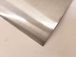 Rollo de película adhesiva de vinilo artesanal de corte intermedio de 24" de plata cepillada brillante - Imagen 1 de 2