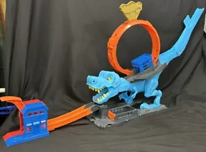 Hot Wheels City T-Rex Dinosaur Chomp-Down Track Set with a Huge Loop 1:64 Scale - Picture 1 of 9