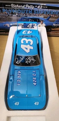Richard Petty #43 Plymouth Superbird AUTOGRAFIADO 1/24 por University of Racing Foto 1 de 2
