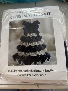 NUEVO Kit Proyecto Crochet "Crocheted Christmas Tree" Blanco y Negro de Colección - Imagen 1 de 2