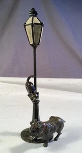 Bleiguss Kaltbemalt BULLDOGGE PINKELT AUF 6 3/4" STRASSENLATERNE KATZE Antik Vintage - Bild 1 von 12