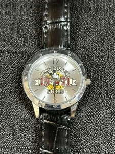 Reloj Walt Disney World Parks Mickey Mouse 1971 negro lanzamiento limitado PARA REPARACIÓN - Imagen 1 de 4