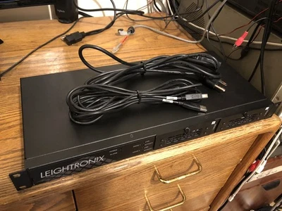 Arreglo de discos USB en forma de rack Leightronix LGX-1TBR-L en funcionamiento Foto 1 de 4