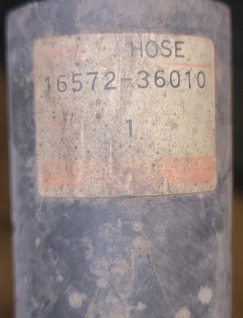 16572-36010 NOS 正品丰田散热器插座冷却剂软管适用于 1974-75 年 Corona — 第 1/1 张图片