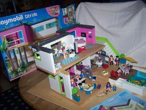 Playmobil Luxus-Villa 5574, Pool, voll eingerichtet,Zubehör in OVP - Bild 1 von 14