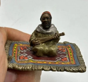 INTERESANTE ESCULTURA EN BRONCE POLICROMADO VIENES - ARABE SOBRE ALFOMBRA - Imagen 1 de 4