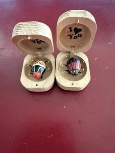 Bug in a Box Neuheit 2 Stück I Love You Marienkäfer Wackelbeine Valentinstag - Bild 1 von 2