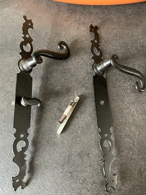 Ensemble poignée de porte condamnation en fer noir style forgé avec fixations - Photo 1/4