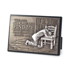 Placa escultura de piedra Seek Me Find Me bronce martillado 6,5 x 4,5 pulgadas hombre que reza - Imagen 1 de 2