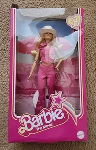 CAJA DAÑADA. Conjunto Western Mattel Barbie la Película Margot Robbie Barbie Rosa - Imagen 1 de 7