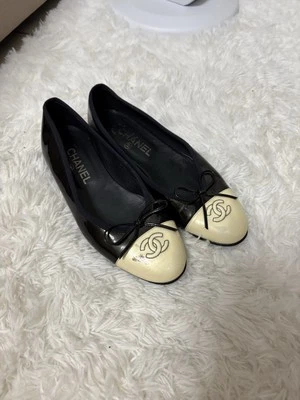 Sapato sem salto Chanel feminino tamanho 37 (EUA 6.5) biqueira bailarina, preto e creme - Imagem 1 de 4