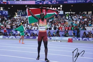 Athletics - Emmanuel Wanyonyi - Hand Signed A4 Photograph - 800m - COA - Picture 1 of 1