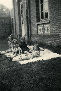 France Fives Lille Catholic Group Ames Vaillantes Origny en Thierache Photo 1946 - Foto 1 di 3