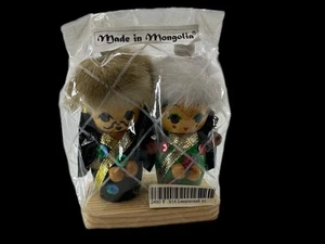 Bambole vintage in legno stile mongolo con cappelli in pelliccia sintetica 3,5” set di 2 nuove con scatola Cina  - Foto 1 di 7